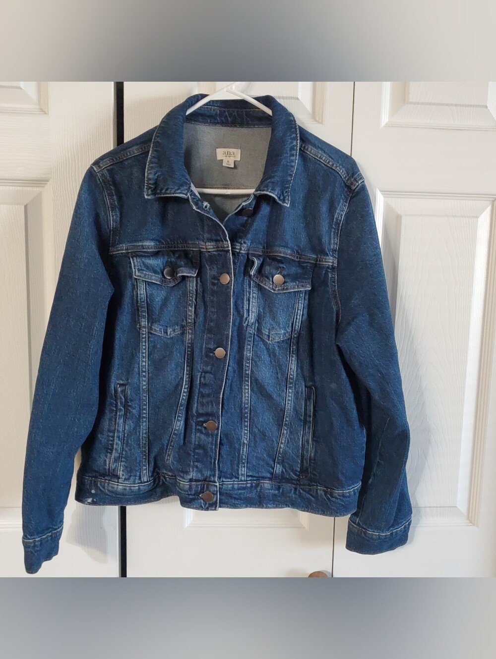 ANA XL DENIM JACKET . TRUCKER JACKET. MED WASH DISTRESSED